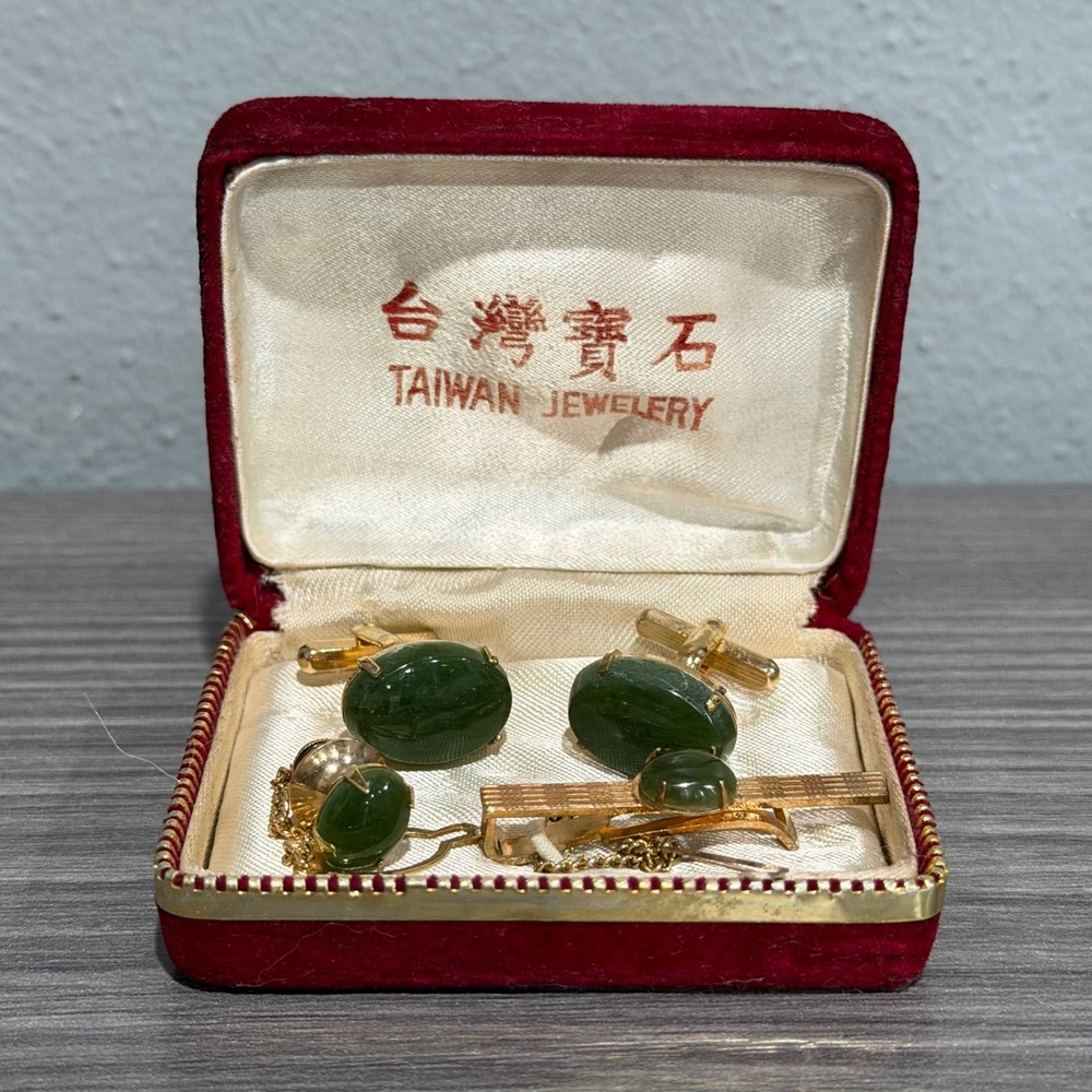 Vintage Taiwan Jewelry Green Jade Cufflinks Tie Bar Tack Set Gold Tone Red Box